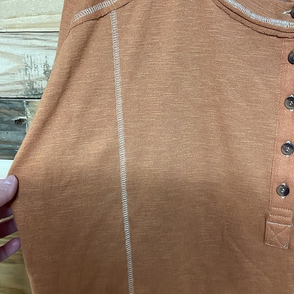 Perch by blu pepper size 1X and 3X rust Henley long sleeve raw hem oversize top - Picture 4 of 12